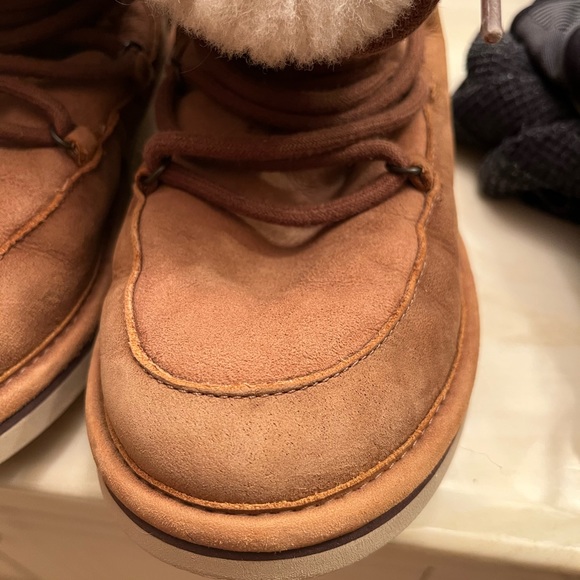UGG “Lodge” boots size 7 (can fit 8!) - Picture 7 of 10